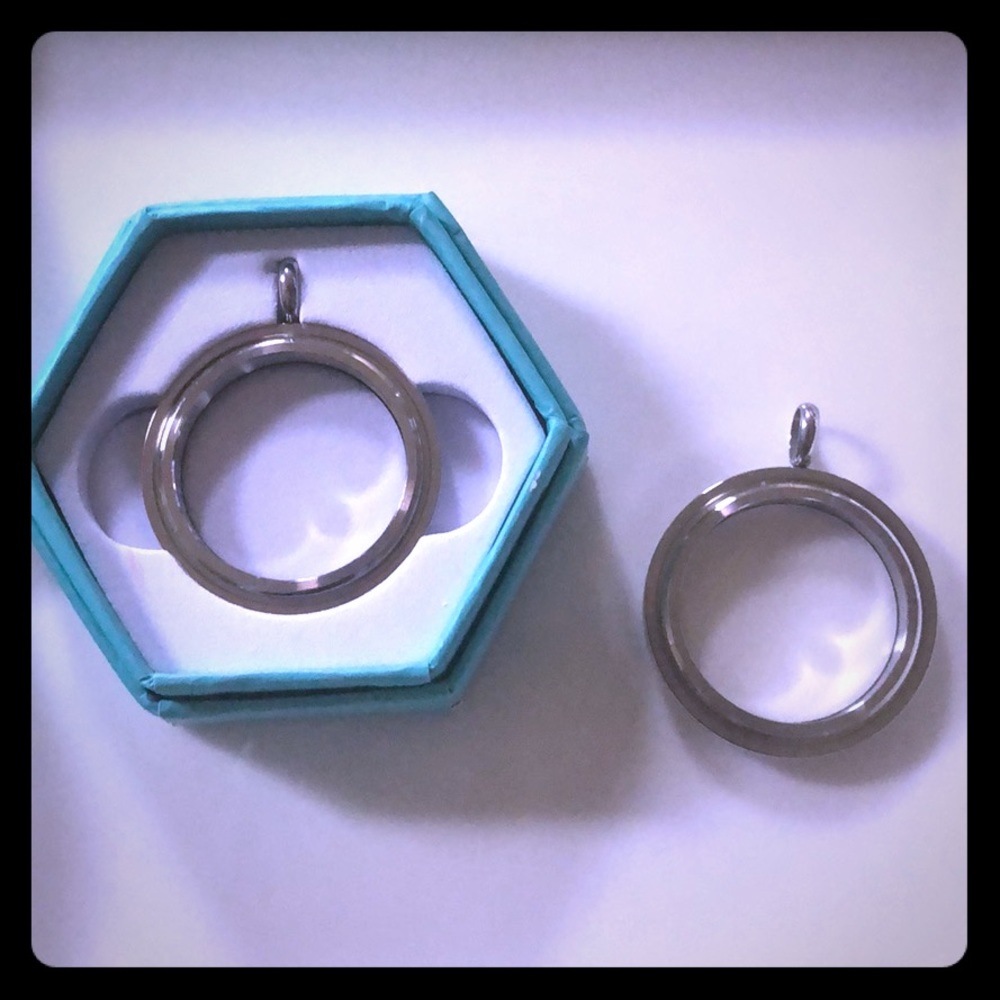 Origami Owl~Large Silver Twist Locket Base
